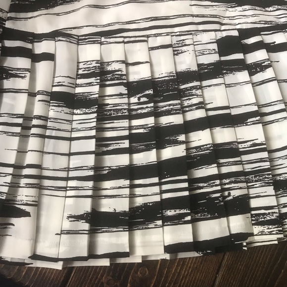 Banana Republic Black and White Pleated Skirt - Picture 3 of 6